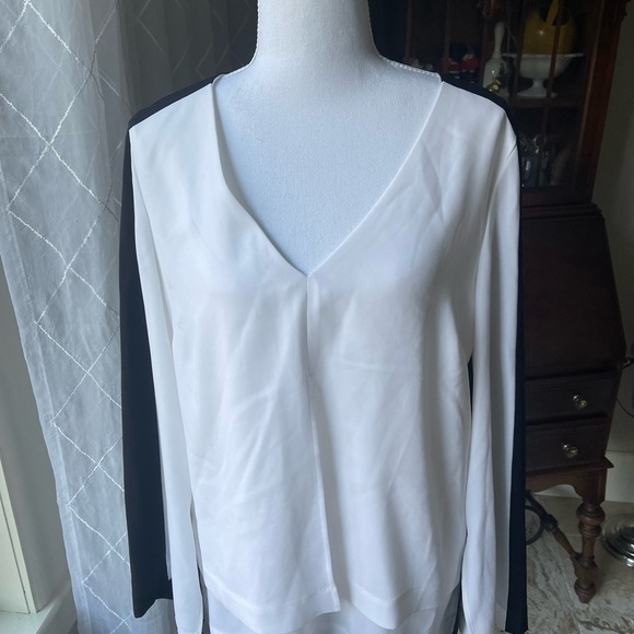 Womens BCBG size small blouse in black and white …Smoke free home - Picture 3 of 4